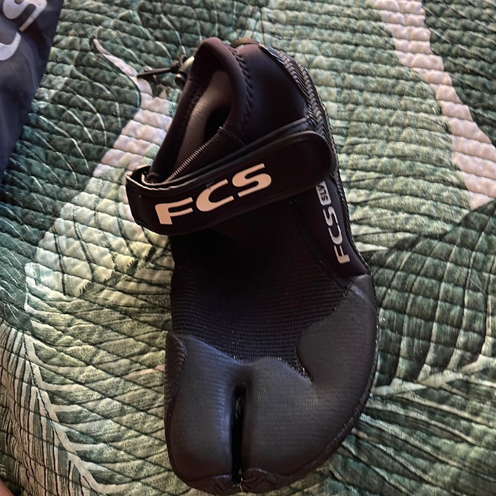 Fcs slv reef booties used once